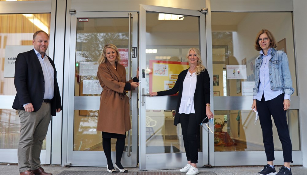 Antragsteller GR Lucas Krackl, Stadträtin Elisabeth Mayr, Birgit Warger, Leiterin des Kindergartens in der Au, und Amtsvorständin Martina Zabernig (Kinder, Jugend und Generationen, v. l.) zeigten sich über die Sicherheitsmaßnahme erfreut.