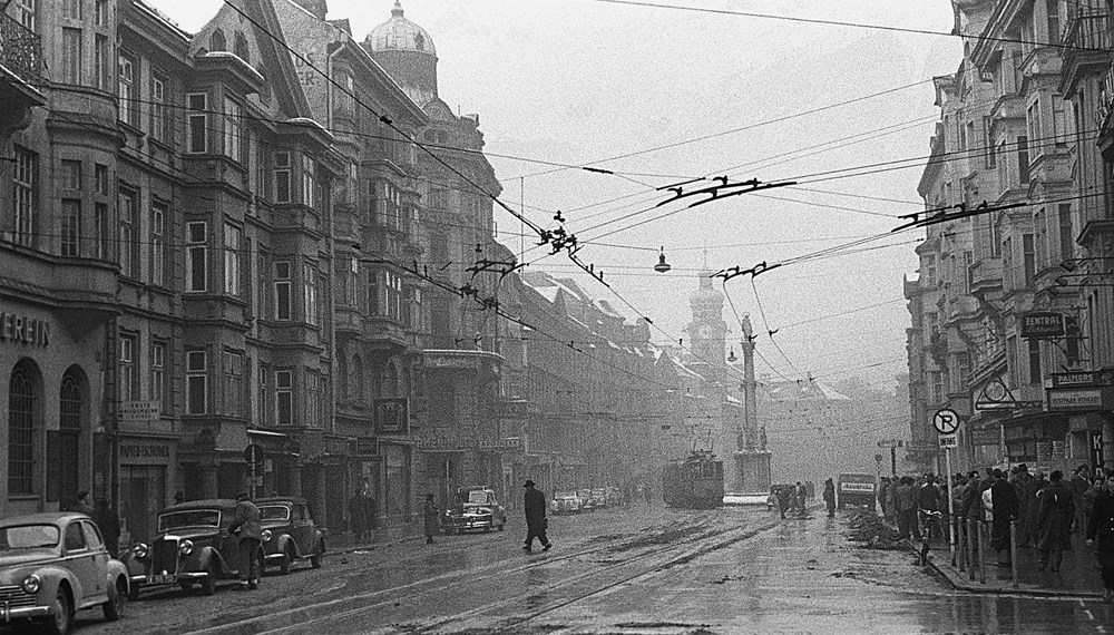 Ansicht der Maria-Theresien-Straße nach Norden, um 1956. Auf der rechten Seite sieht man das „Zentral-Lichtspiel“ bzw. das Zentral-Kino mit einigen Menschen davor.
