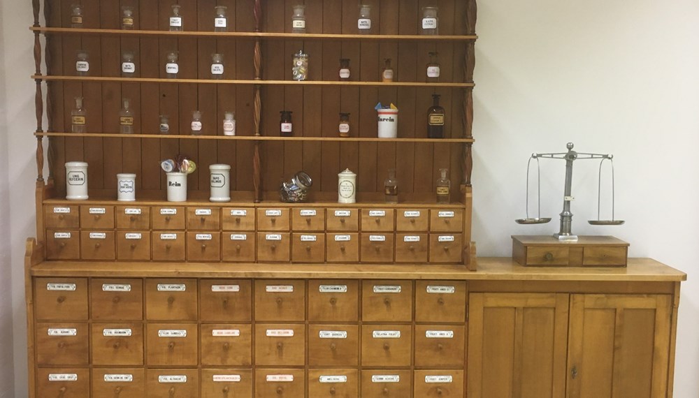 Das Mobiliar der Malfatti-Apotheke im Depot II des Freundeskreis Pesthaus.