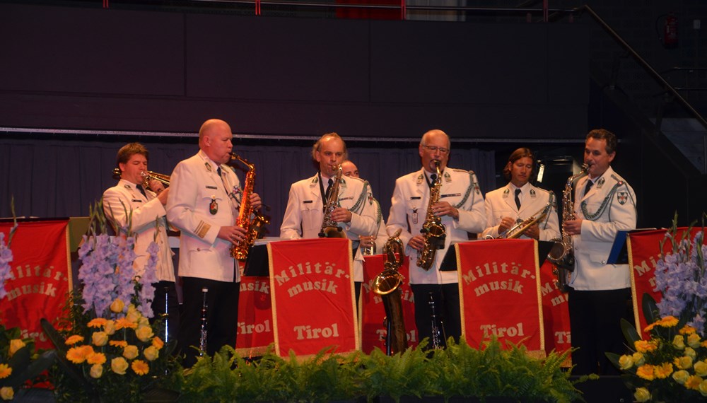 Die Big-Band der Militärmusik Tirol spielte schwungvoll zum Tanz auf.