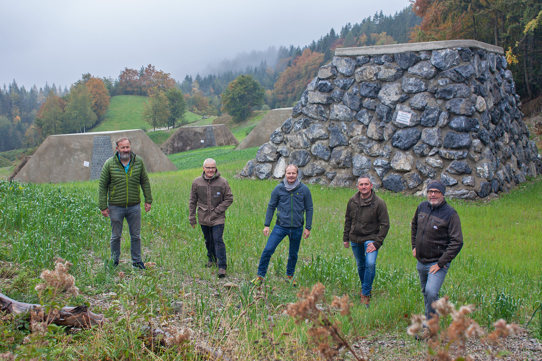 Verschafften sich einen Überblick von den sanierten Lawinenverbauungen im Bereich der Arzler Alm: (v. l.) Josef Plank (WLV), Wolfgang Huber (Waldaufseher, Stadt Innsbruck), Vizebürgermeister Johannes Anzengruber, Stefan Erlacher (Vertreter der Weideberechtigten) und Amtsvorstand Andreas Wildauer.