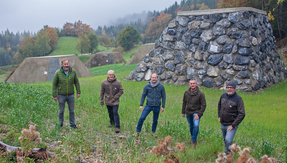 Verschafften sich einen Überblick von den sanierten Lawinenverbauungen im Bereich der Arzler Alm: (v. l.) Josef Plank (WLV), Wolfgang Huber (Waldaufseher, Stadt Innsbruck), Vizebürgermeister Johannes Anzengruber, Stefan Erlacher (Vertreter der Weideberechtigten) und Amtsvorstand Andreas Wildauer.