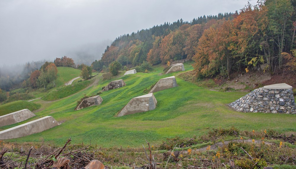 Die Bremshöcker und Lawinendämme wurden durch die Wildbach- und Lawinenverbauung im Herbst 2020 saniert.