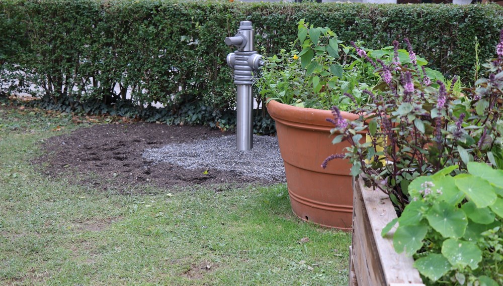 Innsbrucks erster Trinkhydrant steht im kleinen Park neben der Pfarrkirche.