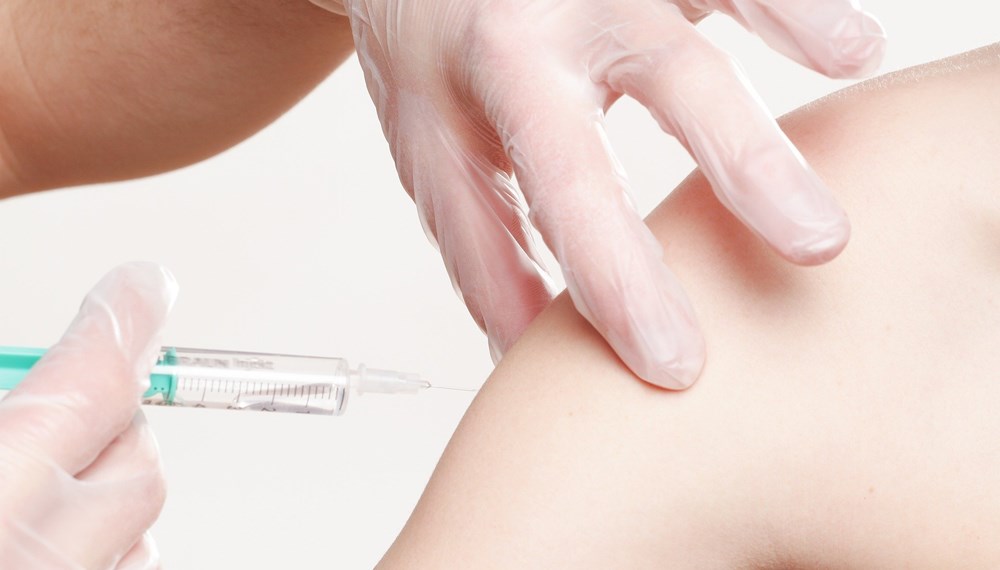 Bis Ende des Jahres 2025 ist die Impfung gegen HPV für alle Unter-30-Jährigen kostenlos im städtischen Gesundheitsamt erhältlich.