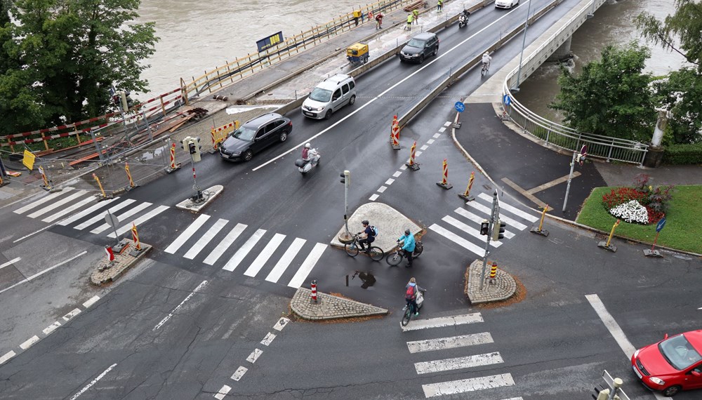 Die Ampelanlage an der Mühlauer Brücke wird ausgeschaltet und komplett erneuert. Dies führt in den nächsten Wochen zu entsprechenden Verkehrseinschränkungen.