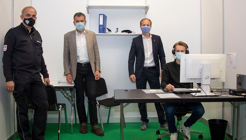 Elmar Rizzoli (Leiter Stabsarbeit der Landes-Einsatzleitung Corona), Bürgermeister Georg Willi und Vizebürgermeister Johannes Anzengruber machten sich ein Bild von der Arbeitsumgebung im Corona-Centrum Innsbruck.