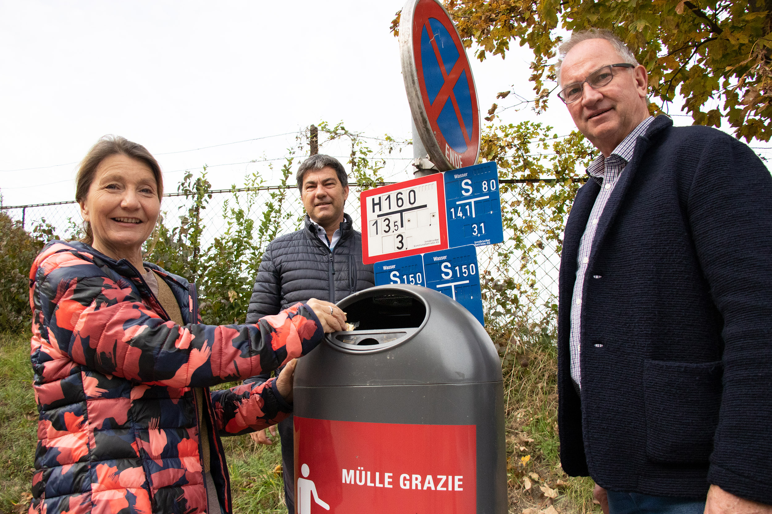 Vizebürgermeisterin Uschi Schwarzl, Amtsleiter Peter Hölzl vom Straßenbetrieb (rechts) und Bauhöfe-Referatsleiter Walter Stockner beim Lokalaugenschein eines „intelligenten“ Mülleimers in Mentlberg.