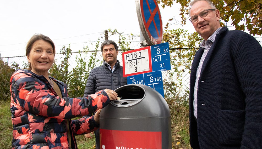 Vizebürgermeisterin Uschi Schwarzl, Amtsleiter Peter Hölzl vom Straßenbetrieb (rechts) und Bauhöfe-Referatsleiter Walter Stockner beim Lokalaugenschein eines „intelligenten“ Mülleimers in Mentlberg.