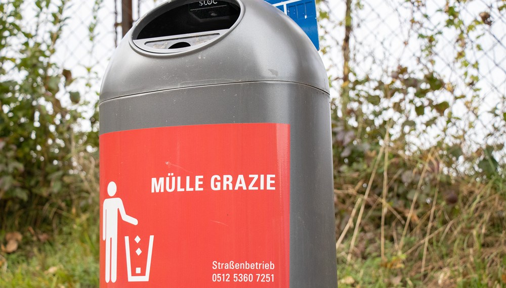 Die kleine Box mit dem Sensor ist unterhalb des Deckels sichtbar.