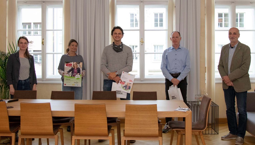 Vizebürgermeisterin Uschi Schwarzl (2.v.l.), Teresa Kallsperger (l.) und Christian Schoder (Fuß- und Radkoordination; r.) gratulierten den Gewinnern aus dem Innsbrucker Stadtmagistrat, Florian Wolf (M.) und Christoph Stolz (2.v.r.).