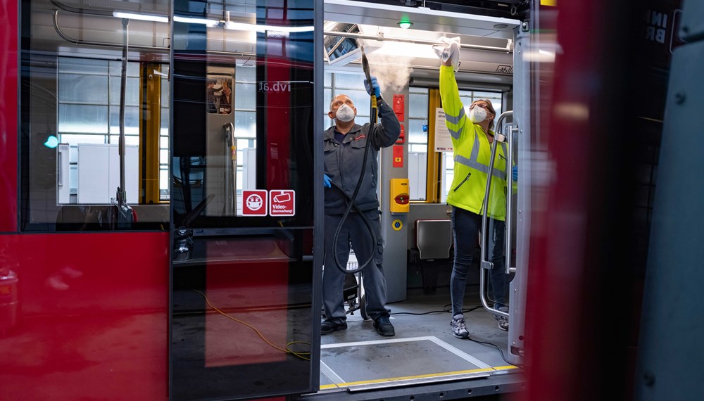 Um- und aufgerüstet: Eigene MitarbeiterInnen sorgen in der aktuellen Covid-19-Situation verstärkt für saubere Verkehrsmittel.