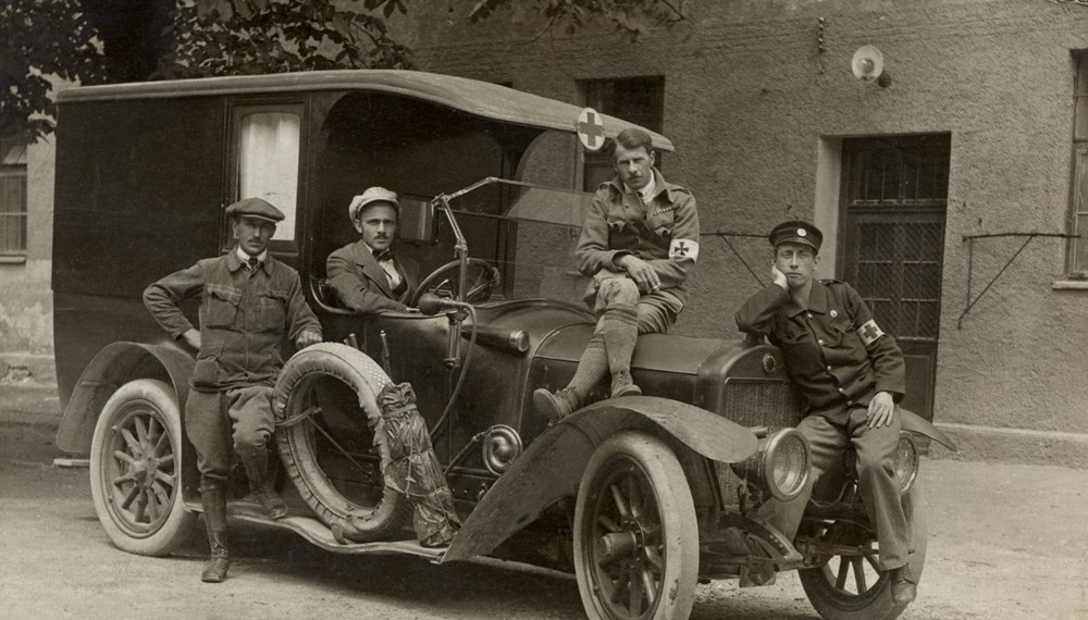 Mitglieder der Freiwilligen Rettungsabteilung mit dem „Laurin & Clement“ – einem von damals zwei Fahrzeugen der Rettung Innsbruck.