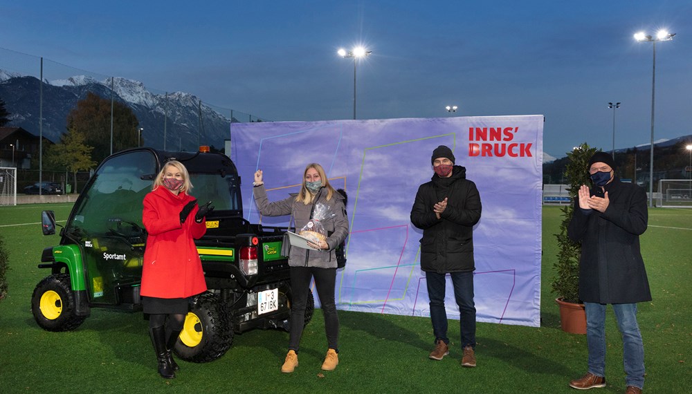 Stadträtin Elisabeth Mayr, Schwimmerin Adriana Duller (Österreichische Staatsmeisterin in der Disziplin 4 x 200 Freistil Damen, Verein SC IKB Innsbruck), Amtsvorstand Romuald Niescher und Sportausschuss-Vorsitzender, Gemeinderat Kurt Wallasch (v. l.) bei der diesjährigen SportlerInnen-Ehrung in der Wiesengasse.