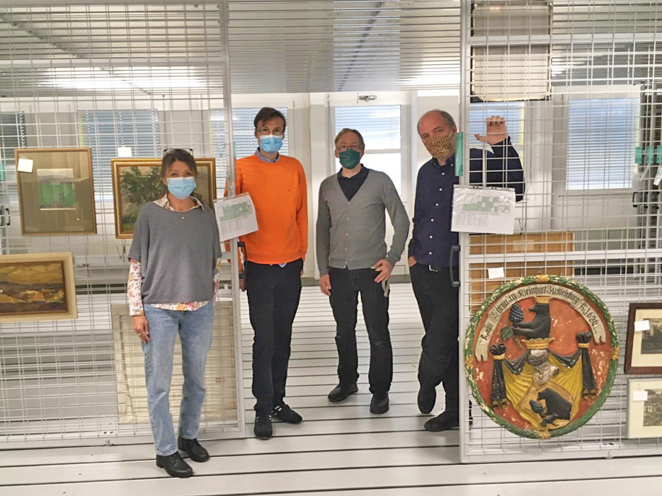 (V.l.n.r.) Vizebürgermeisterin Uschi Schwarzl besichtigte gemeinsam mit Matthias Egger, Joachim Bürgschwentner (beide Stadtarchiv) sowie Lukas Morscher, Leiter des Stadtarchiv/Stadtmuseum Innsbruck, die Räume im neuen Depot in der Feldstraße.