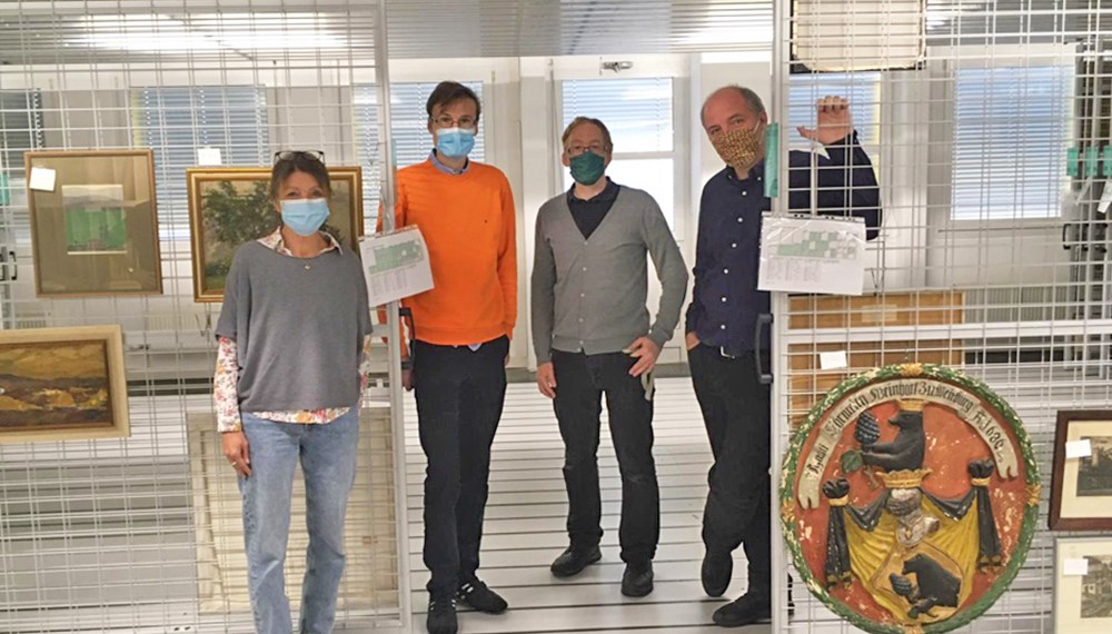 (V.l.n.r.) Vizebürgermeisterin Uschi Schwarzl besichtigte gemeinsam mit Matthias Egger, Joachim Bürgschwentner (beide Stadtarchiv) sowie Lukas Morscher, Leiter des Stadtarchiv/Stadtmuseum Innsbruck, die Räume im neuen Depot in der Feldstraße.