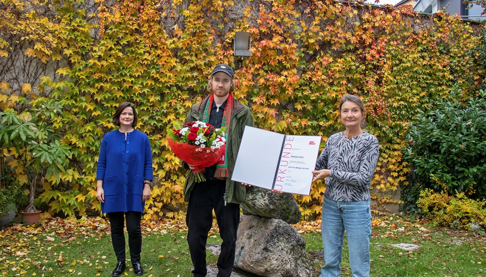 Sebastian Köck nahm den Josef-Franz-Würlinger-Preis 2020 für seine Ausstellung "Goretexian" entgegen, die im Sommer in der Galerie Plattform 6020 zu sehen war. Vizebürgermeisterin Uschi Schwarzl und Galerieleiterin Natalie Pedevilla (li.) gratulierten.