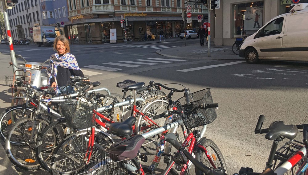 Vizebürgermeisterin Uschi Schwarzl freut sich, dass die neuen Radbügel großen Anklang finden.