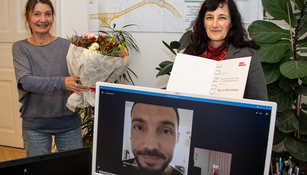 Zwei AutorInnen erhielten die Hilde-Zach-Literaturstipendien 2020 in Zeiten von Corona: Vizebürgermeisterin Uschi Schwarzl gratulierte Minu Ghedina persönlich zum Förderstipendium, Thomas Wisser virtuell zum Hauptstipendium.