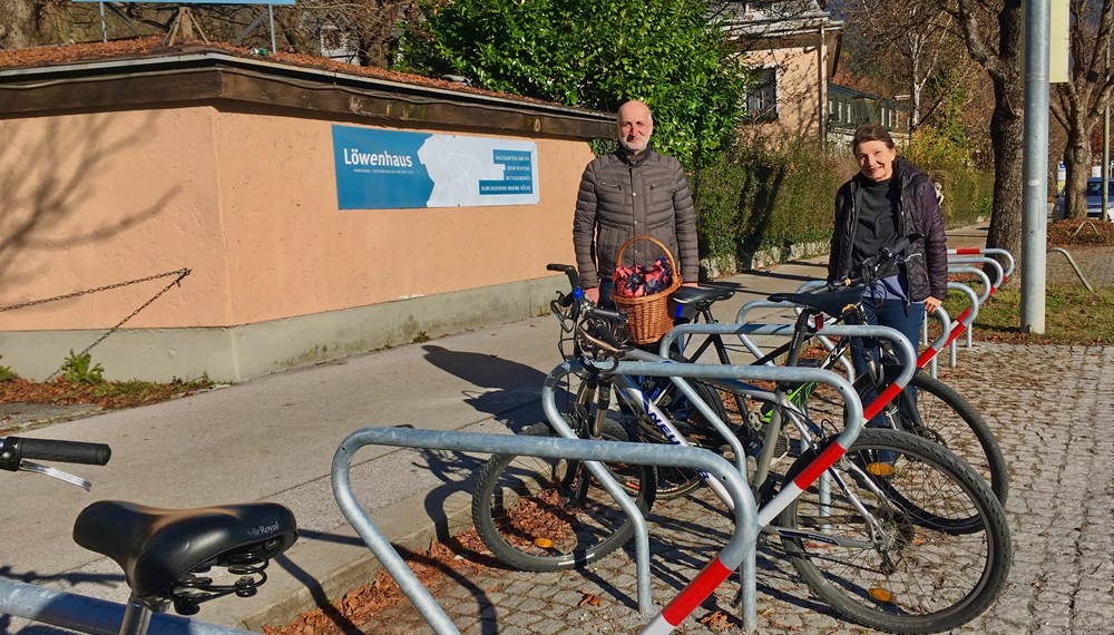 Vizebürgermeisterin Uschi Schwarzl und Christian Schoder freuen sich über die neuen Radbügel beim Löwenhaus.