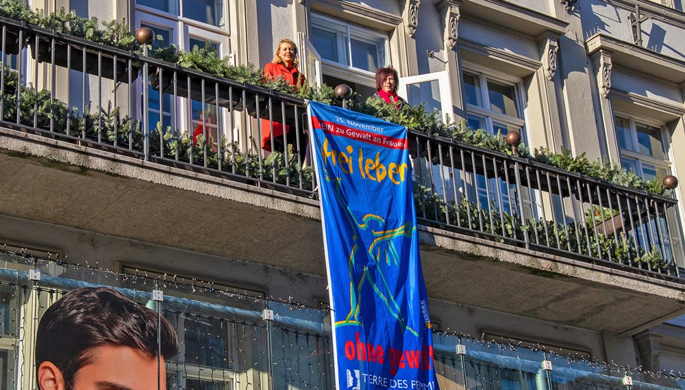 Als sichtbares Zeichen hisste Stadträtin Elisabeth Mayr (l.) gemeinsam mit Referatsleiterin Uschi Klee (Frauen und Generation) die „Frei leben ohne Gewalt“-Fahne am Balkon des Innsbrucker Rathauses.