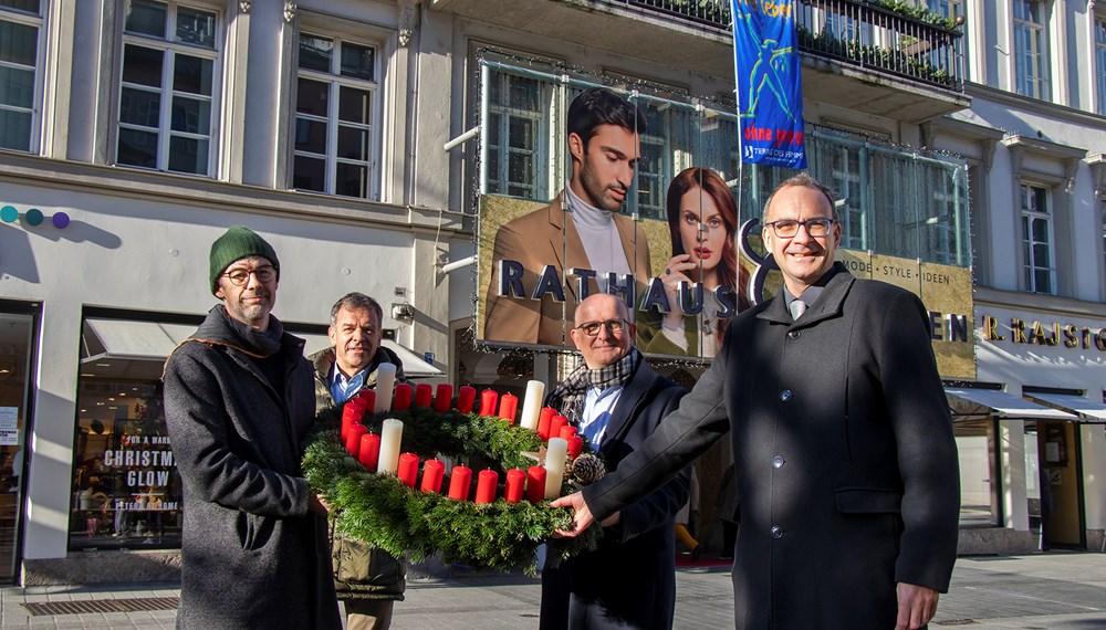 Michael Kerber (Diakonie Flüchtlingsdienst, Leitung und Rechtsberatung), Olivier Dantine (Superintendent der evangelischen Kirche für die Diözese Salzburg-Tirol) und Franz Bittersam (Geschäftsführer Johanniter Tirol, v. l.) überreichten Innsbrucks Bürgermeister Georg Willi (2. v. l.) einen „Wichern-Adventkranz“. Die Diakonie möchte mit dieser kleinen vorweihnachtlichen Geste für die tatkräftige Unterstützung ihrer Arbeit danken. Der Adventkranz ist eng mit den Wurzeln der Diakonie verbunden: Entstanden ist der Adventkranz vor 180 Jahren im so genannten „Rauhen Haus“. Es wurde vom Begründer der Diakonie, dem Theologen und Pädagogen Johann Hinrich Wichern gegründet, der damit eine "Rettungsanstalt" für verwahrloste Kinder von notleidenden Arbeiterfamilien in Hamburg initiierte. Um ihnen die Wartezeit bis Weihnachten zu verkürzen, entzündete er 1839 jeden Tag eine Kerze an einem Wagenrad. Daraus entstand der heutige Adventkranz mit den vier Kerzen, der somit zum Symbol und Hoffnungsträger nicht nur für Kinder und Jugendliche in verschiedenen Lebenslagen geblieben ist.