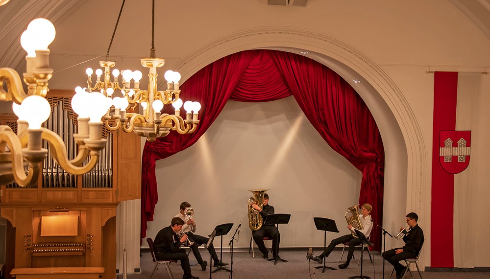 Vorweihnachtliche Variationen gibt's von der musikschuleigenen CatchBasinBrassBand.
