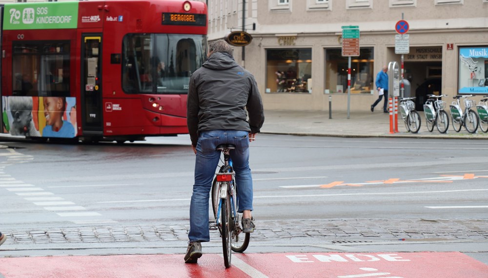 Es wird gebeten, bei Möglichkeit zu Fuß, mit dem Rad oder den öffentlichen Verkehrsmitteln zu den Teststationen zu kommen.