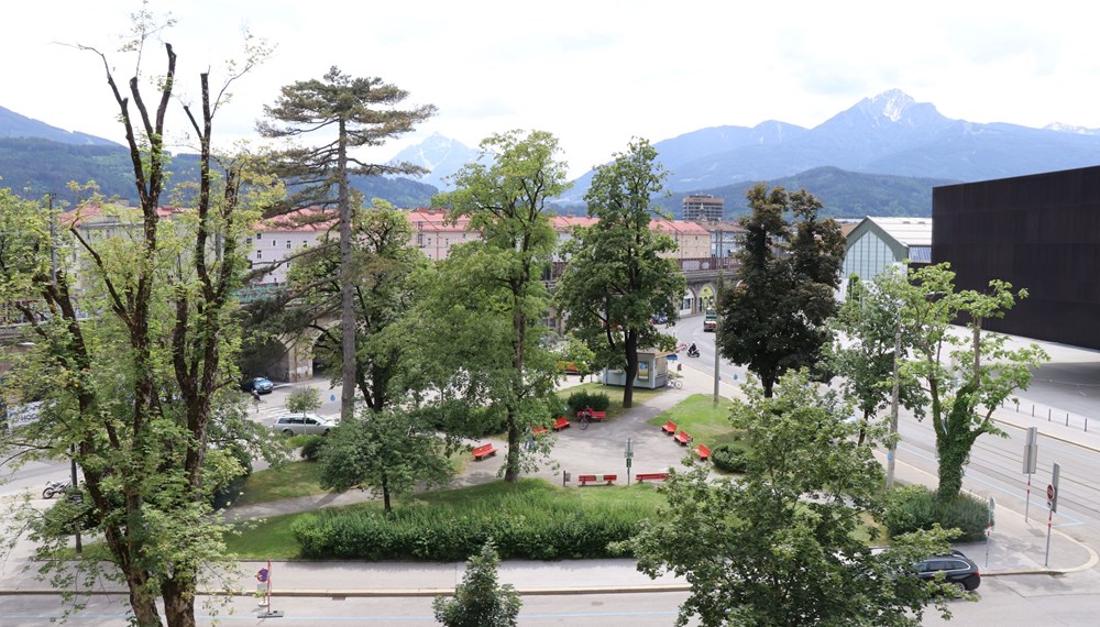 Die Begegnungszone und die Neugestaltung der Grünfläche vor der Messe Innsbruck sollen die Aufenthaltsqualität vor Ort erhöhen.