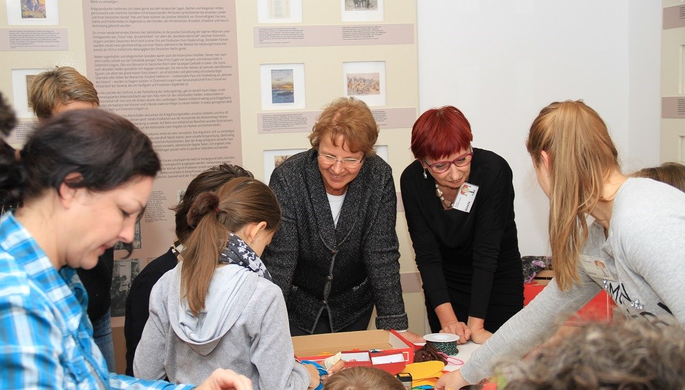 Am 10. Familientag konnten sich die Innsbrucker Stadtmuseen in ihren beiden Häusern über mehr als 2.500 große und kleine BesucherInnen freuen.