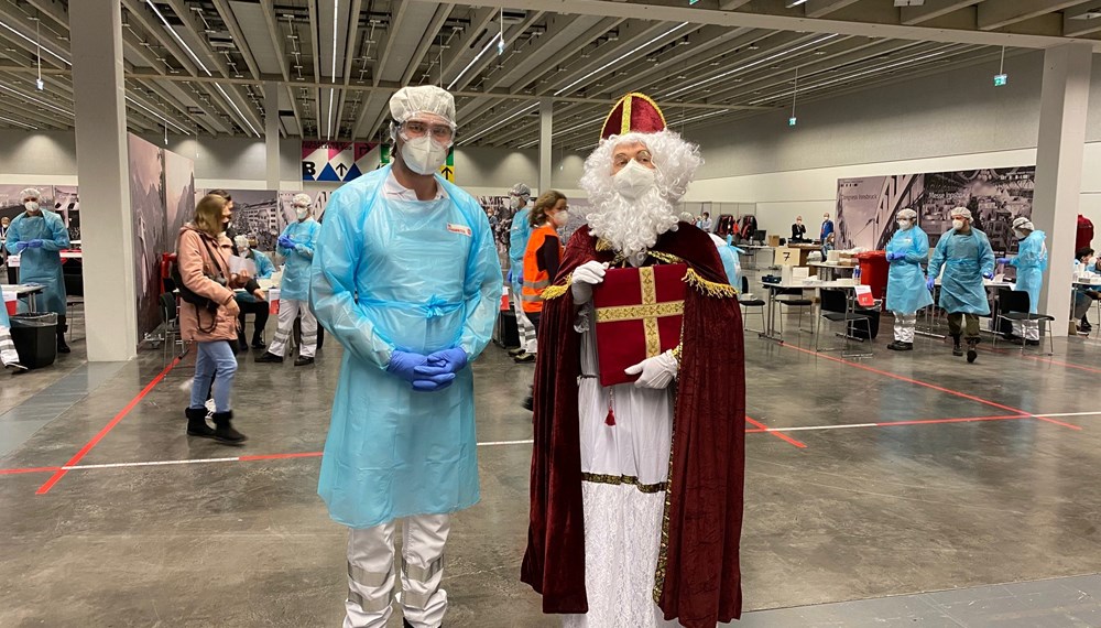 Letzter Tag von „Innsbruck testet“: Sogar der heilige Nikolaus kam heute am Teststandort Messe Innsbruck vorbei.