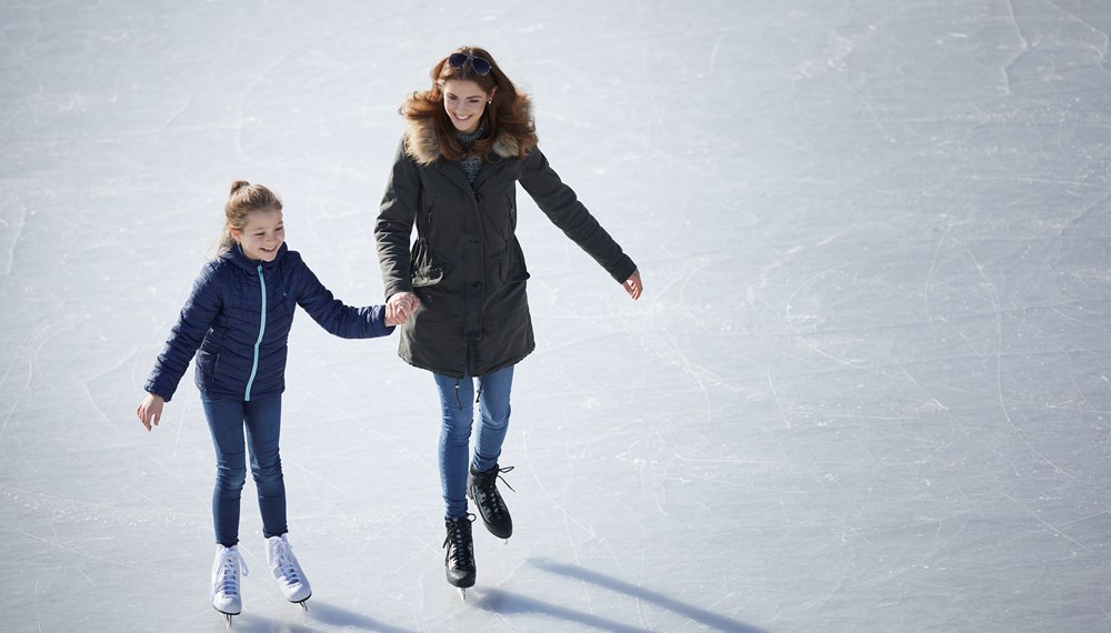 In der Olympiaworld und auf den vier städtischen Kunsteislaufplätzen können Groß und Klein über das Eis flitzen.