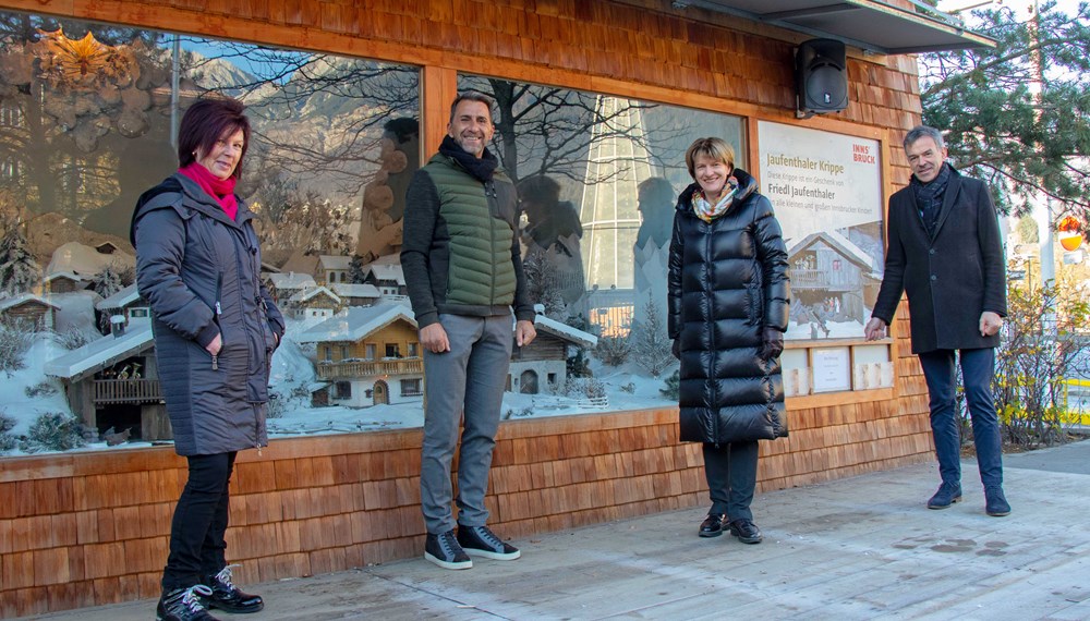 Freuen sich über die Aufführungen am Marktplatz (v. l.): Uschi Klee (Referat Frauen und Generationen), Christian Mark (Christkindlmarkt Marktplatz), Stadträtin Christine Oppitz-Plörer und Bürgermeister Georg Willi.