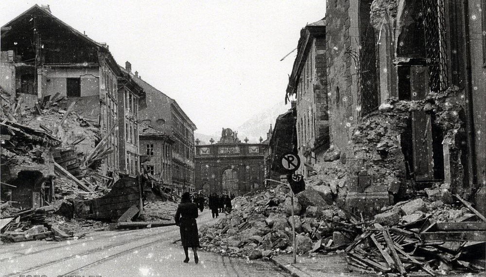Die Luftangriffe auf Innsbruck forderten über 500 Menschenleben. 60 Prozent aller Wohnungen wurden beschädigt oder zerstört.