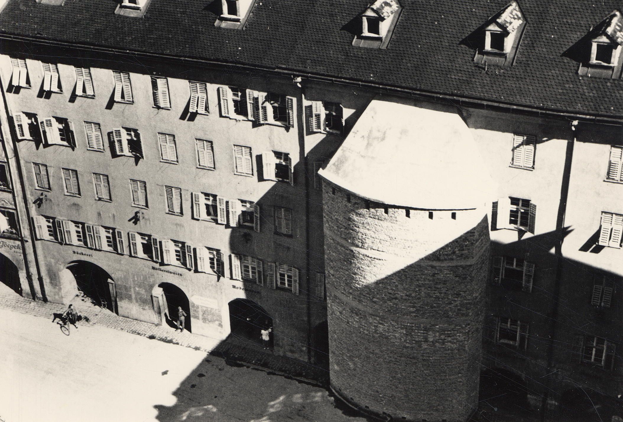 Das Goldene Dachl wurde eingemauert, um es vor Bombentreffern zu schützen.