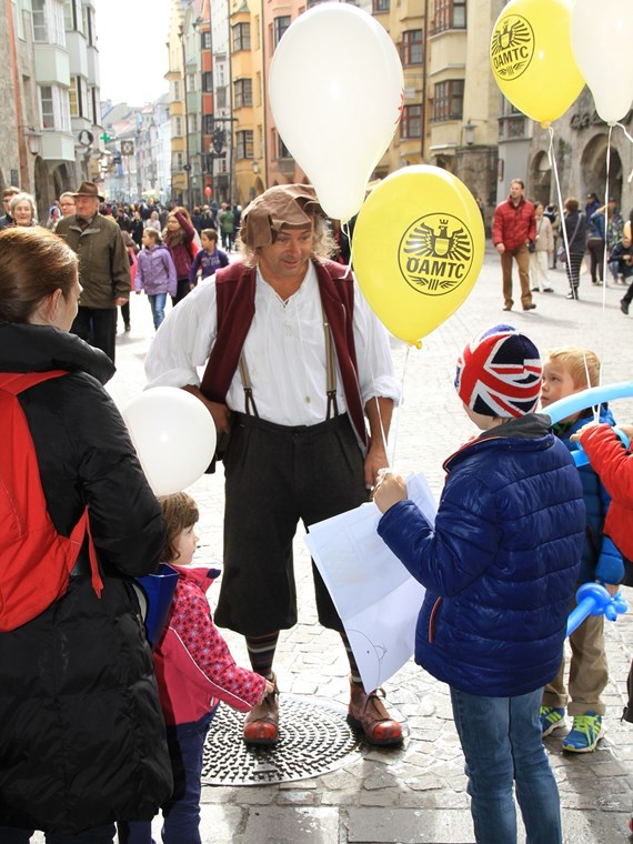 Am 10. Familientag konnten sich die Innsbrucker Stadtmuseen in ihren beiden Häusern über mehr als 2.500 große und kleine BesucherInnen freuen.