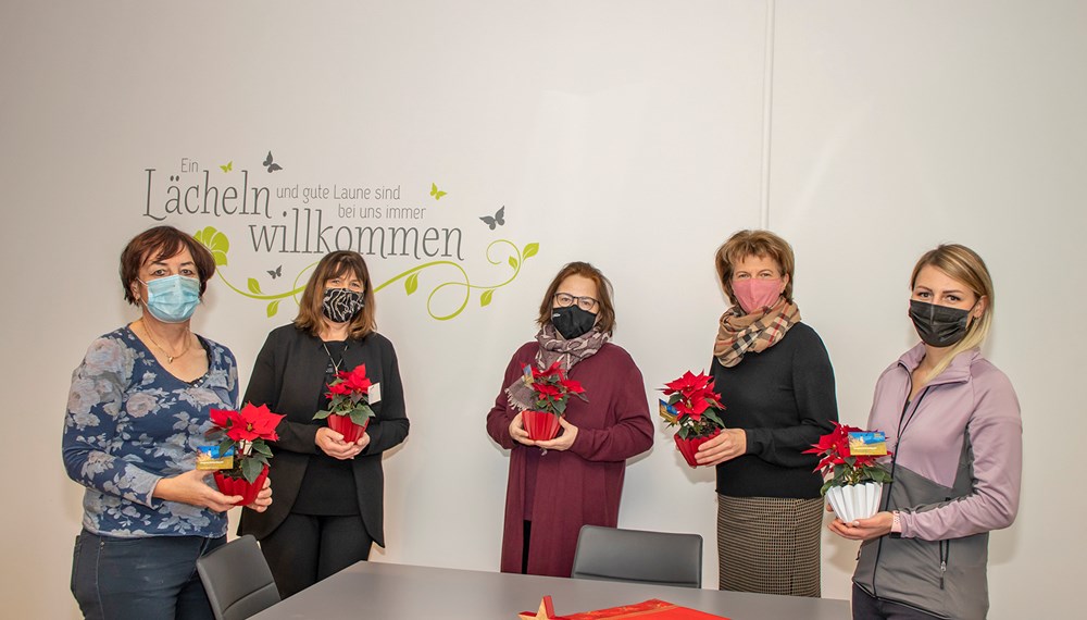 Stadträtin Christine Oppitz-Plörer (2.v.r.) startete Montagfrüh gemeinsam mit ISD-Bereichsleiterin Christine Kurz (2.v.l.), Petra Hrassnig (Wohnanlage am Wiltener Platzl; 3.v.l.) sowie den Stadtgärtnerinnen Mathilde Einkemmer (l.) und Ramona Prinoth (r.) die Weihnachtssterne-Verteilaktion.
