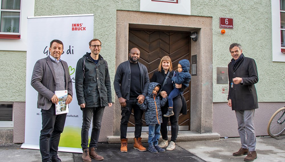 Groß war die Freude bei Familie Omor: Bürgermeister Georg Willi (r.), IIG-Geschäftsführer Franz Danler (l.), Thomas Eliskases (IIG, Hausverwalter, 2. v. l.) übergaben gemeinsam den BewohnerInnen den Wohnungsschlüssel für ihr neues Zuhause.