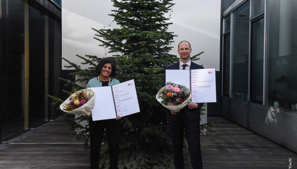 Gratulation zum „Preis der Landeshauptstadt Innsbruck für Forschung und Innovation am MCI 2020“: Leena Saurwein und Martin Spruck nahmen die Auszeichnung im Dezember im MCI entgegen.