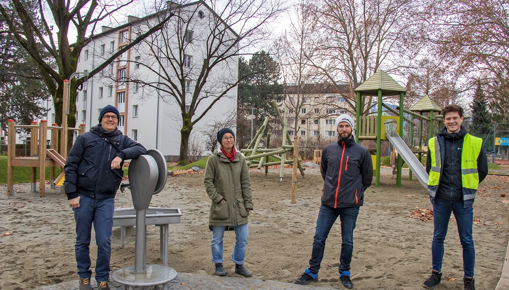 Der Spielplatz Gutshofweg ist ab sofort bereit für kleine und große BesucherInnen – davon überzeugten sich Referatsleiter Markus Pinter (Grünanlagen – Planung und Bau), Lisa Stöllnberger und Ricardo Leuschel (beide Planung und Bau) sowie Simon Volderauer (Fa. Fröschl, v. l.).