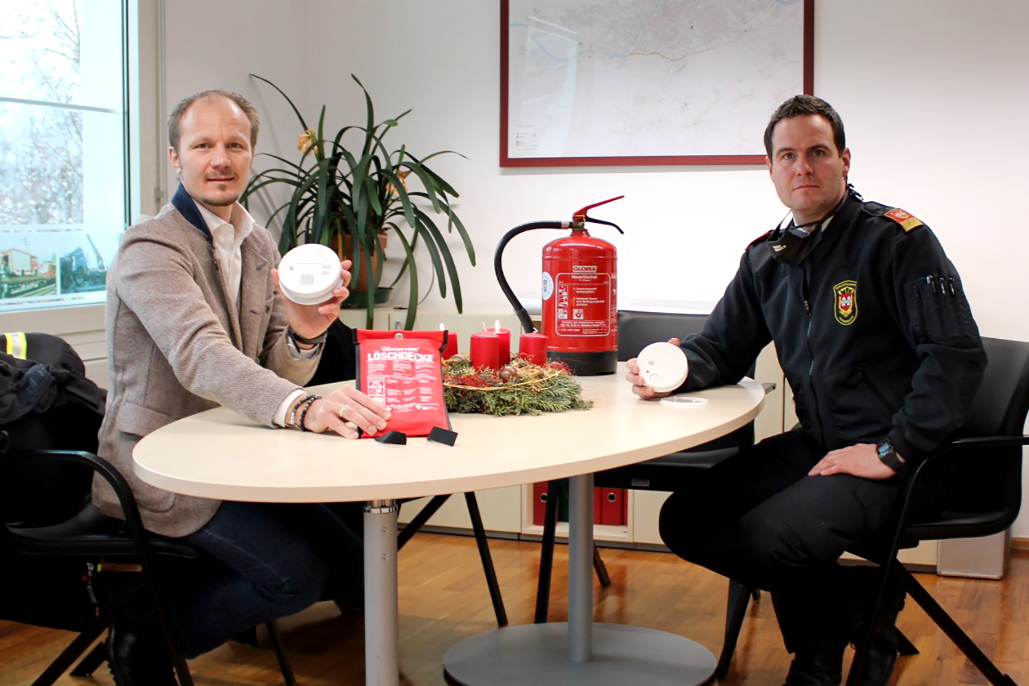 Vizebürgermeister Johannes Anzengruber und Branddirektor Helmut Hager sind sich sicher: Löschdecke, Rauchmelder und Feuerlöscher sollten in der Weihnachtszeit stets griffbereit sein.