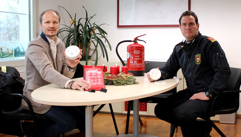 Vizebürgermeister Johannes Anzengruber und Branddirektor Helmut Hager sind sich sicher: Löschdecke, Rauchmelder und Feuerlöscher sollten in der Weihnachtszeit stets griffbereit sein.