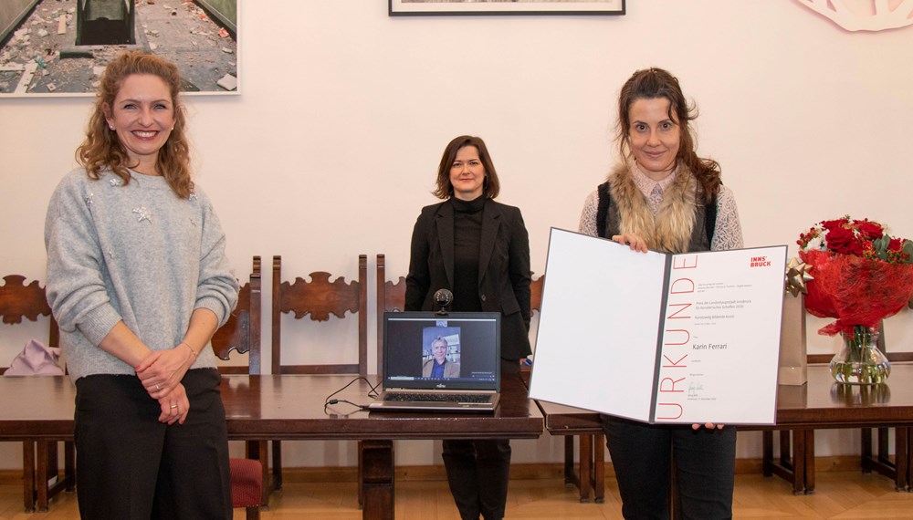 Die Medienkünstlerin Karin Ferrari erhält den mit 12.000 Euro dotierten „Preis für künstlerisches Schaffen 2020“ in der Sparte Bildende Kunst. Laudator Thomas D. Trummer nahm an der feierlichen Übergabe im kleinen Kreis mit Kulturamtsleiterin Isabelle Brandauer (li.) und Natalie Pedevilla via Live-Schaltung teil.