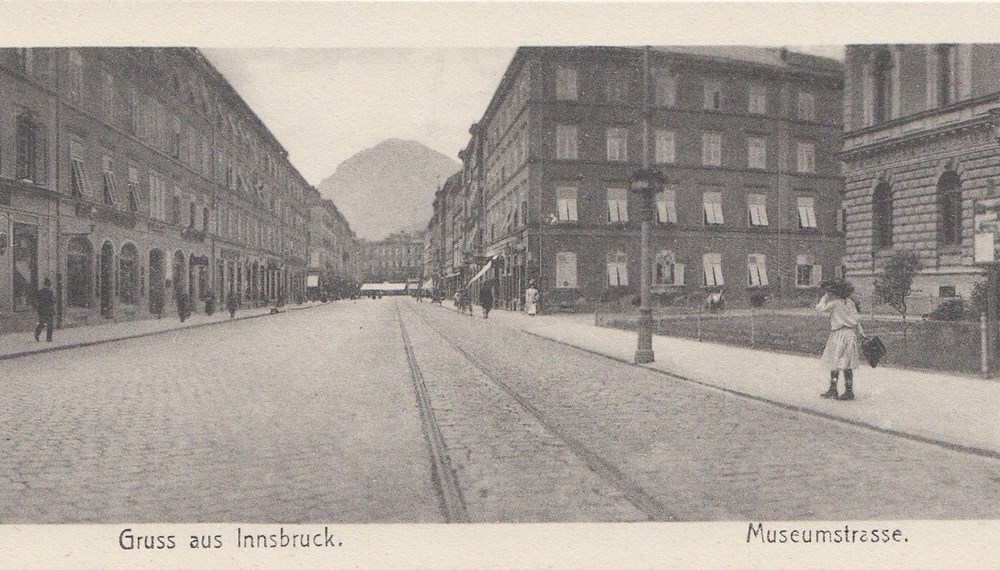 Auf dieser Postkarte sieht man die Museumstraße Richtung Altstadt. Gedruckt wurde sie wahrscheinlich zwischen 1910 und 1940. Ob hier der geheimnisvolle Mann aus dem Bericht seinen Unfall hatte?