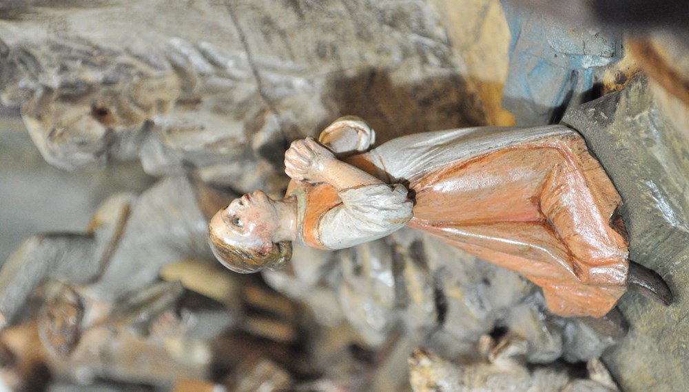 Modellfigur: Das Mädchen nimmt die anbetende Haltung der heiligen Jungfrau und damit auch des gläubigen Krippenbetrachters vorweg. Figur aus der von Albert Schmidhofer vor 1930 gestalteten Weihnachtskrippe, Innsbruck, Tiroler Volkskunstmuseum.