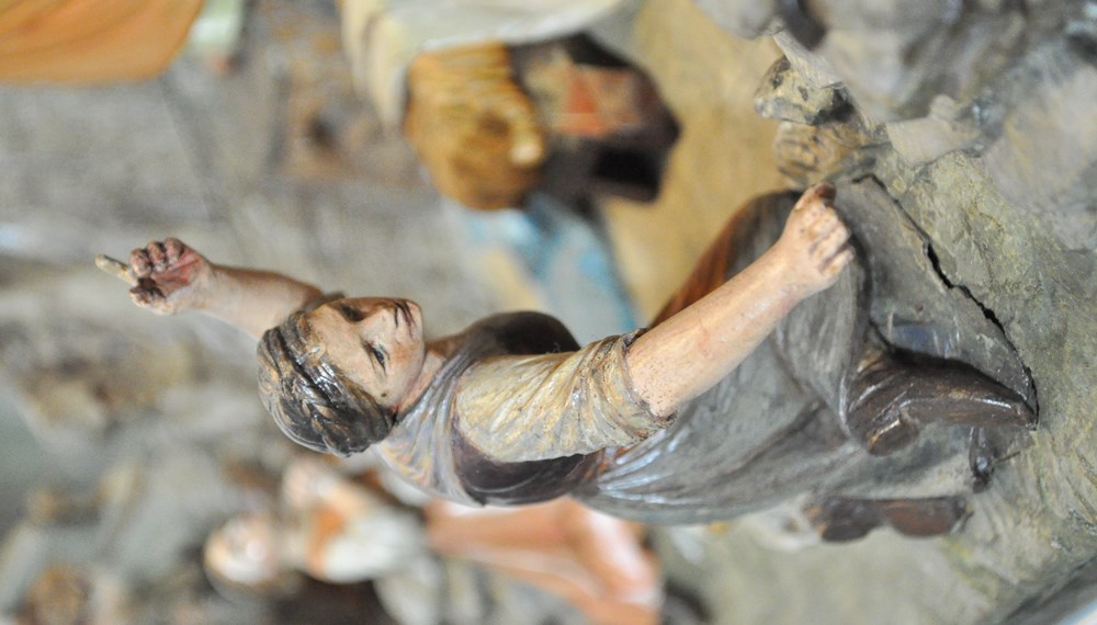 Die nach oben weisende und mit dem Irdischen trotzdem verbundene Frau erwartet die Ankunft Christi auf Erden. Figur aus der von Albert Schmidhofer vor 1930 gestalteten Weihnachtskrippe, Innsbruck, Tiroler Volkskunstmuseum.