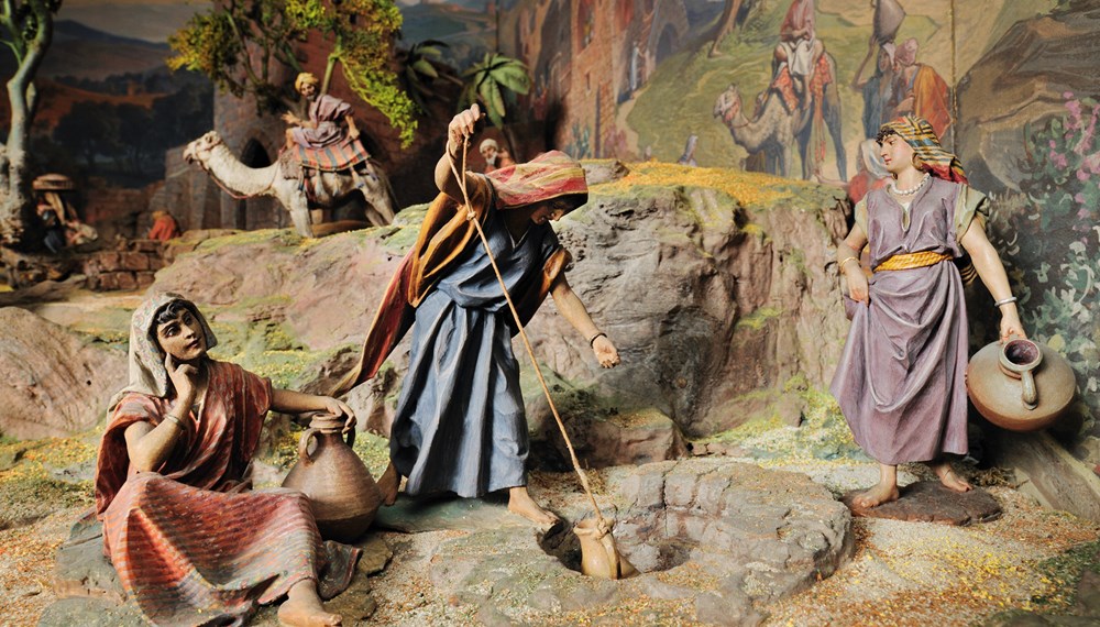 Geheimnisvolle, schöne, mit dem Holen von Wasser beschäftigte Frauen im orientalischen Kostüm – positioniert am äußersten Rand der von Max Gehri zwischen 1895 und 1905 geschaffenen plastischen Darstellung der Geschehnisse der Heiligen Nacht. Innsbruck, Tiroler Volkskunstmuseum.