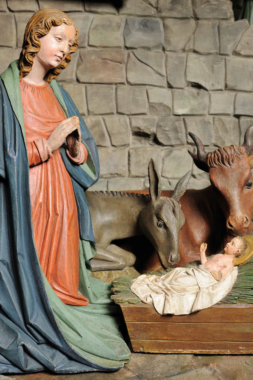 Maria kniet und betet vor dem Gottessohn, weiß um dessen Schicksal. Figuren von Johann Plank um 1880 geschnitzt, Innsbruck, Tiroler Volkskunstmuseum