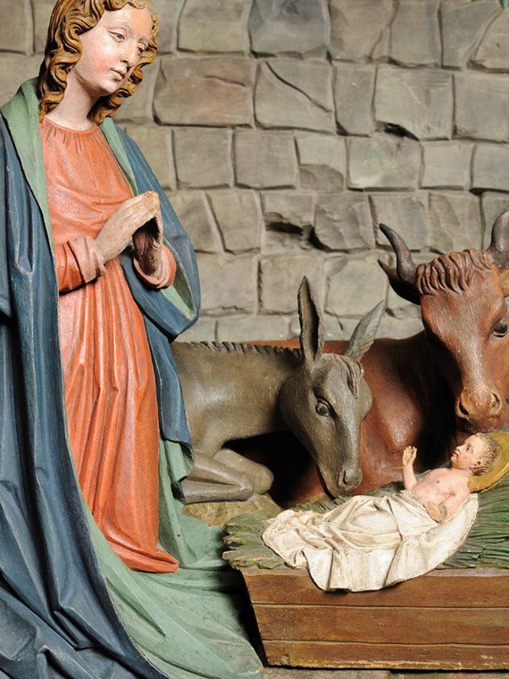 Maria kniet und betet vor dem Gottessohn, weiß um dessen Schicksal. Figuren von Johann Plank um 1880 geschnitzt, Innsbruck, Tiroler Volkskunstmuseum