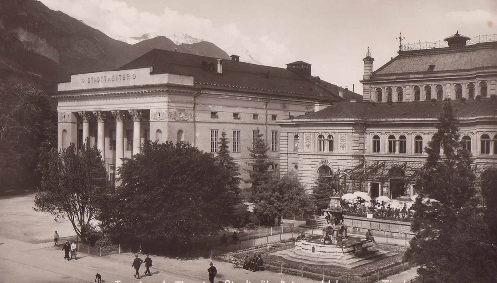 Beliebter Treffpunkt für alle Innsbrucker: Das Stadttheater, Stadtsäle und Leopoldsbrunnen 1920–1928.